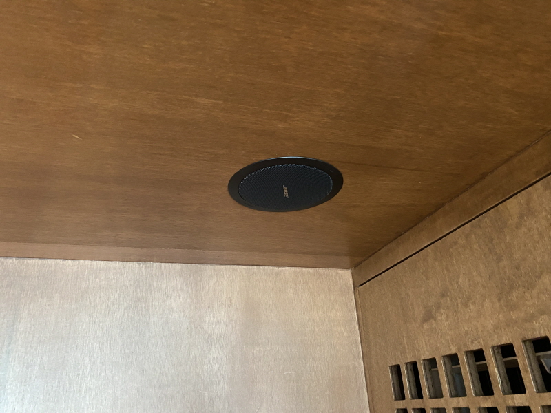 Cafe with ceiling-recessed speakers installed (Comfortable, Seoul)