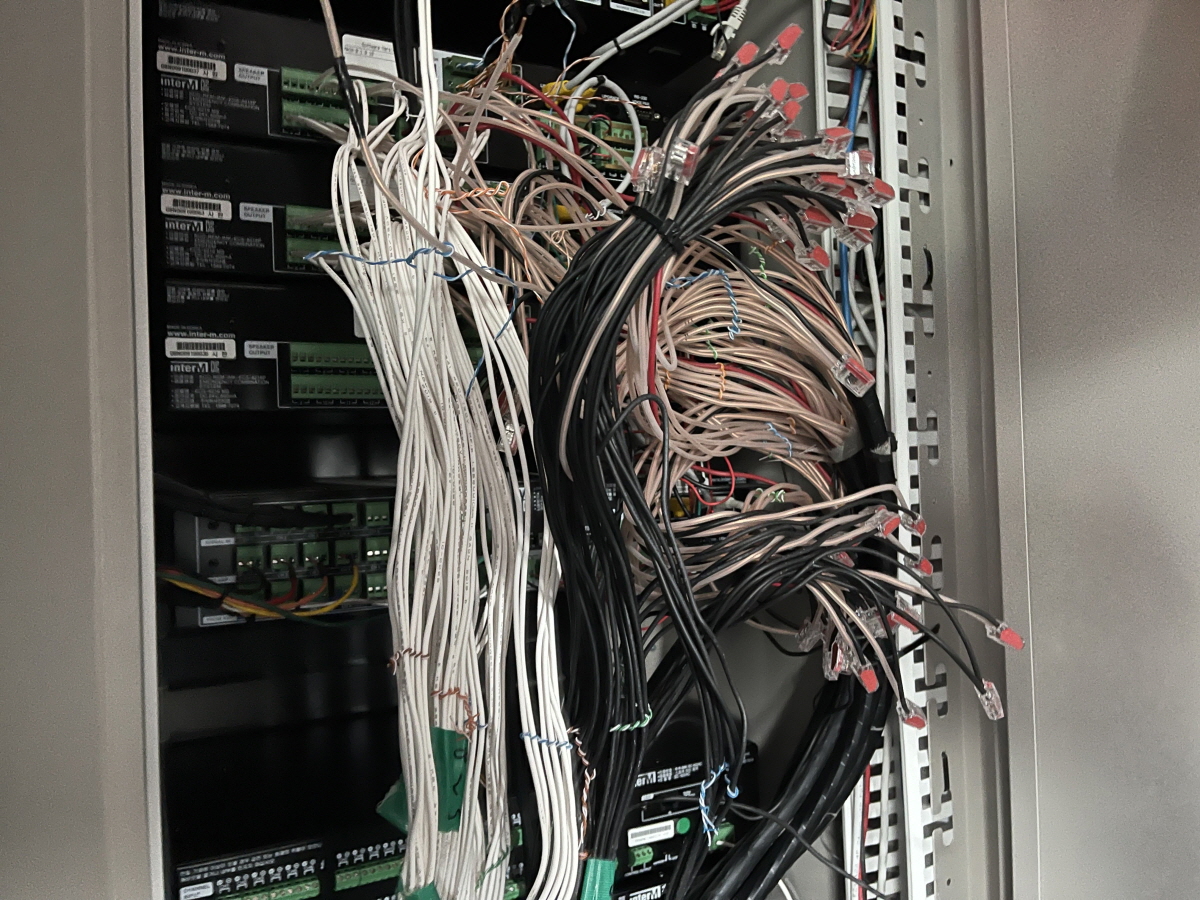 Cluttered rack case due to the use of many types of cables