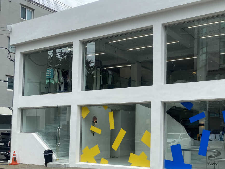 Outdoor wall-mounted speakers at a cafe (Scene, Seongdong District, Seoul)