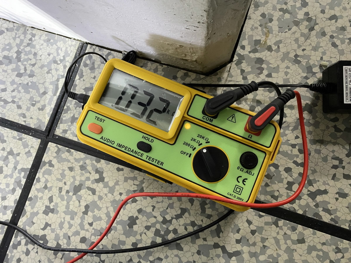 Measuring speaker circuit resistance at the terminal block